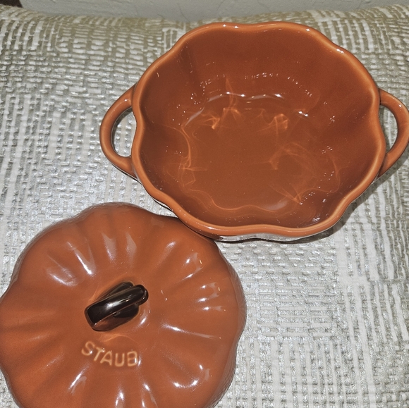 Authentic New in Box. Staub Orange n Gold Stem Pumpkin - Picture 5 of 5
